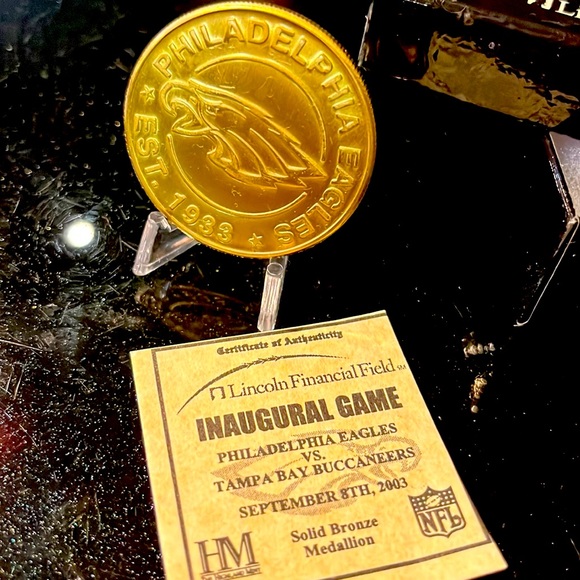Philadelphia Eagles' Lincoln Financial Field Inaugural Season Commemorative Coin - Picture 1 of 6